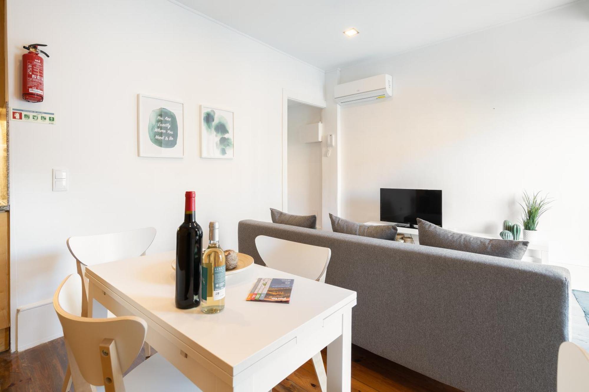 Host Wise - Modern Studios With Terrace - Walk Everywhere Porto Room photo